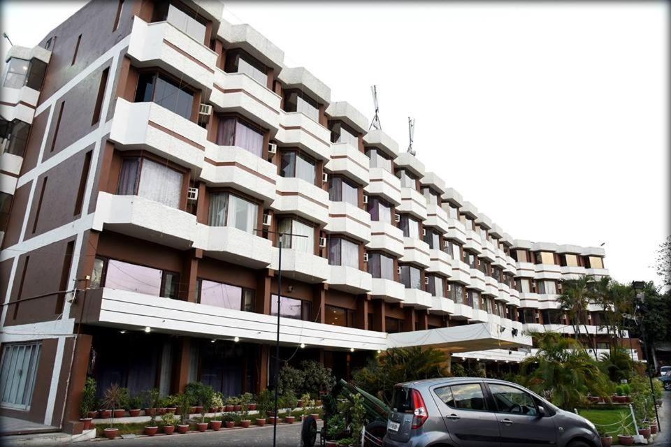 Hotel Samdareeya Pvt Ltd Джабалпур Екстериор снимка