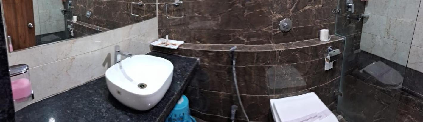 Hotel Samdareeya Pvt Ltd Джабалпур Екстериор снимка